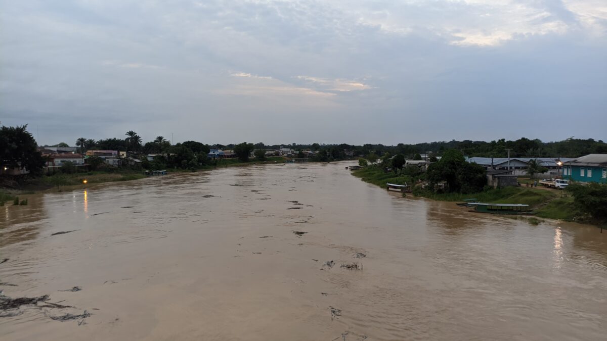 Rio Iaco atinge marca de 13,70 metros nesta manhã, afetando o bairro Praia do Amarílio em Sena Madureira