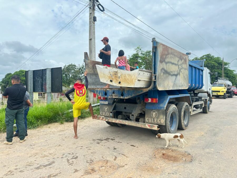 Máquinas do Deracre trabalham em assistência às famílias atingidas pela enchente em Tarauacá