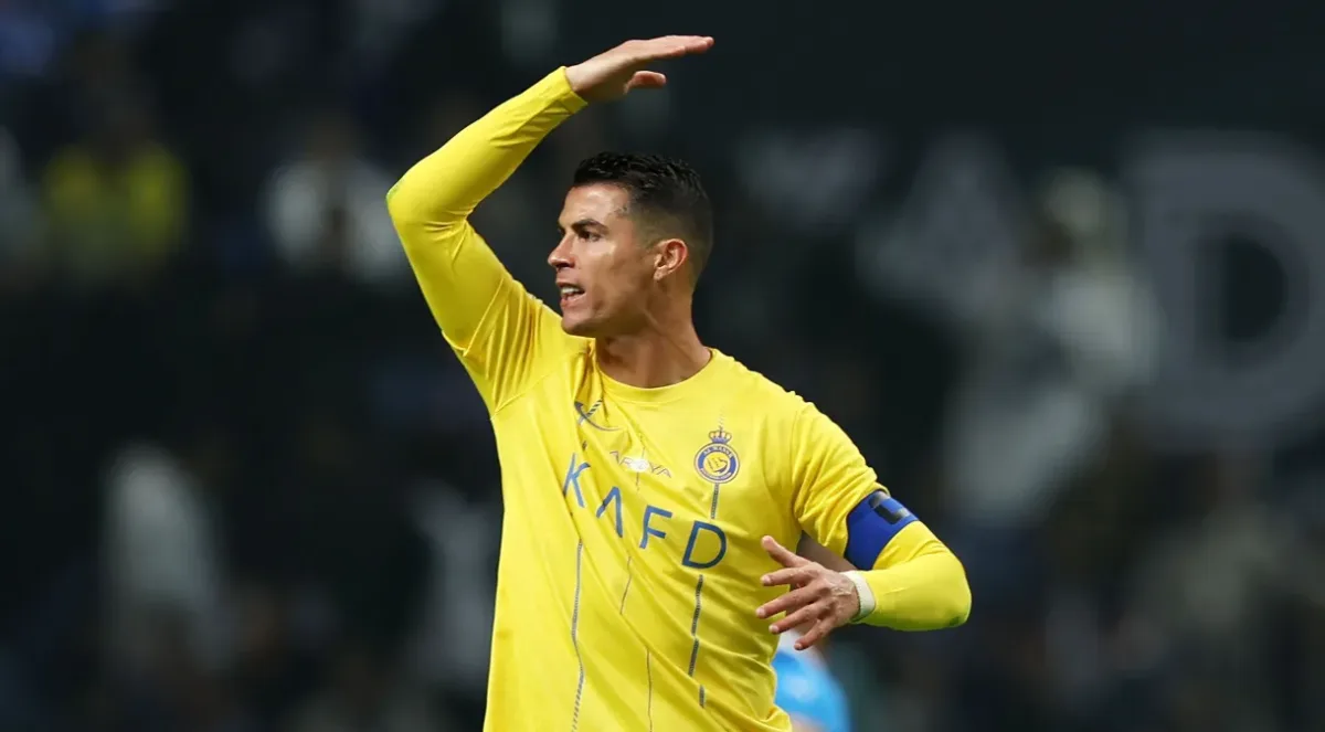 Cristiano Ronaldo se irrita com gritos de “Messi” e esfrega cachecol nas partes íntimas durante amistoso