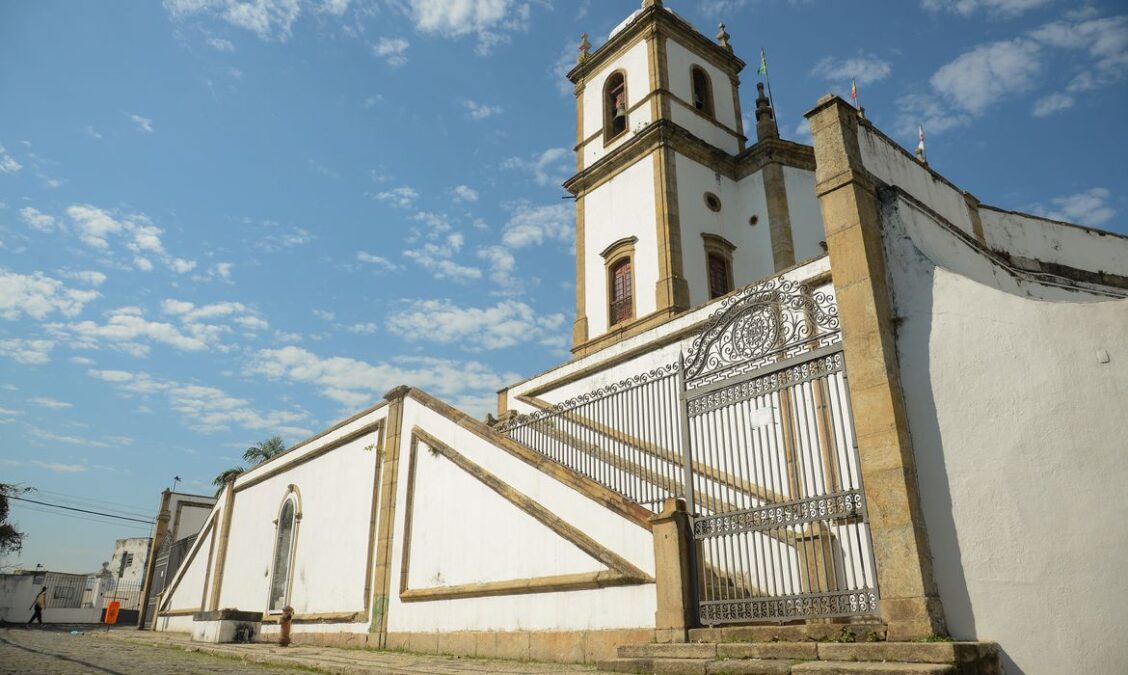Pesquisadores questionam comparação entre número de igrejas, escolas e hospitais no Brasil