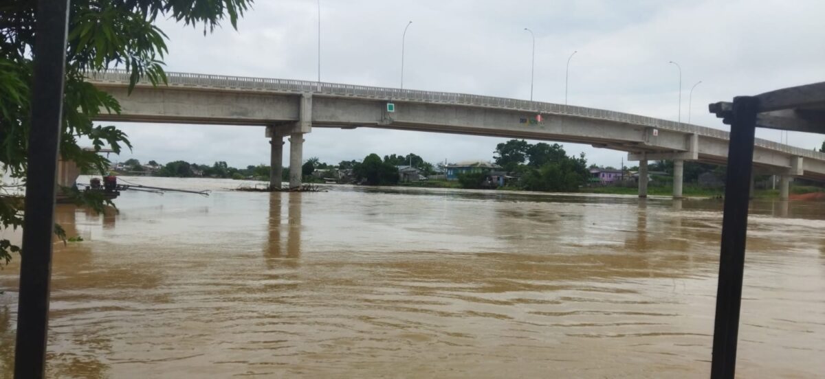 Rio Iaco em Sena Madureira continua a subir, atingindo níveis próximos à transbordamento