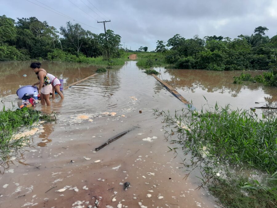 Transbordamento do Igarapé Cafezal isola moradores em Sena Madureira, que dependem de barco para acesso