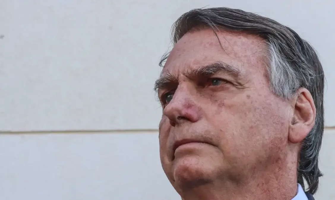 Decisão do STF exige que Bolsonaro entregue passaporte à justiça; operação Tempus Veritatis em andamento