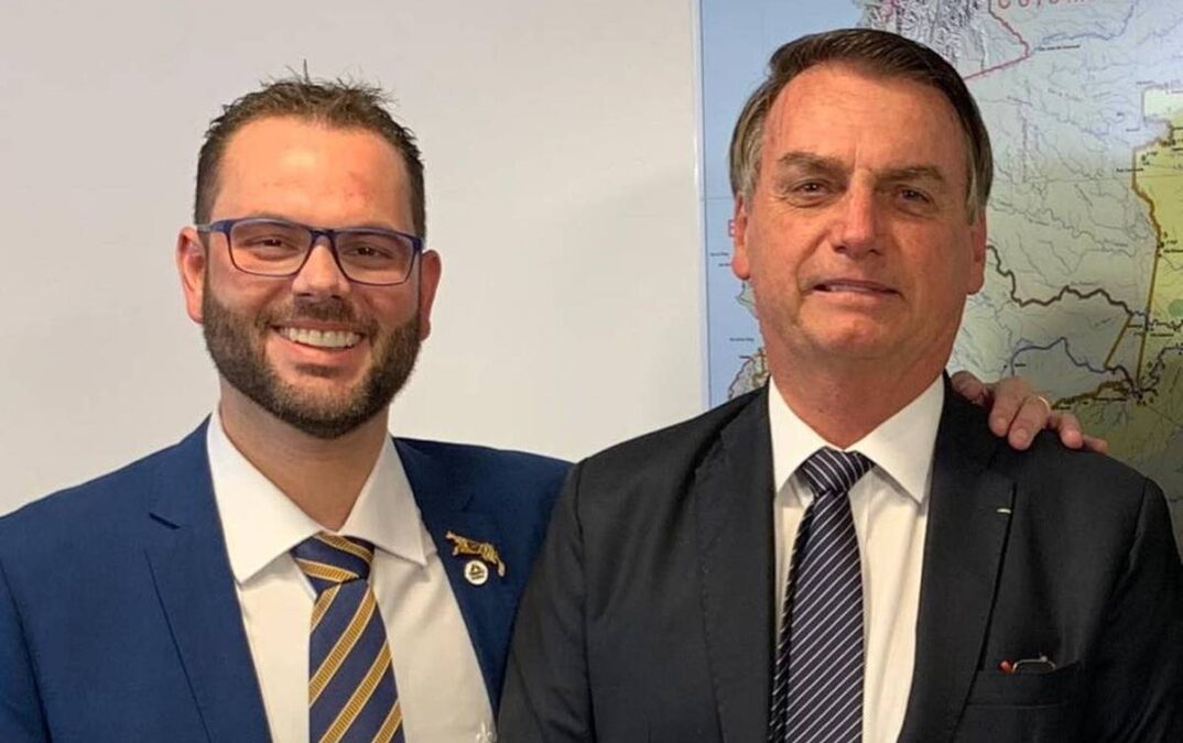 Senador gasta R$ 32 mil ao remarcar voo para participar de ato de Bolsonaro