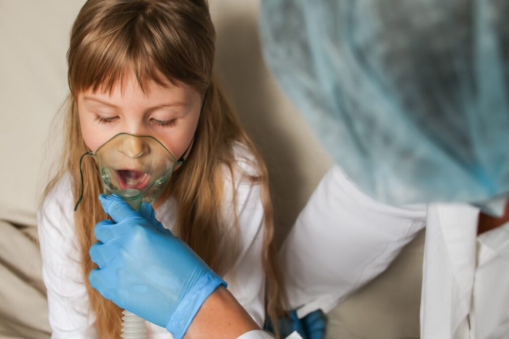 Baixa vacinação e uso excessivo de antibióticos podem ser as causas de pneumonia em crianças, alerta médico