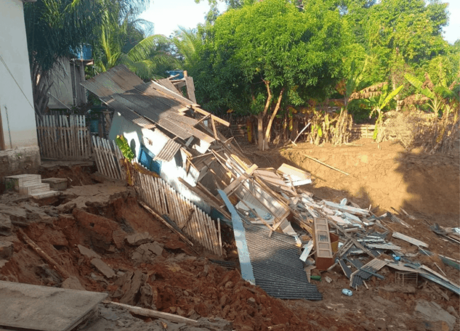 Deslizamento de terra no bairro Seis de Agosto em Rio Branco deixa moradores sem moradia