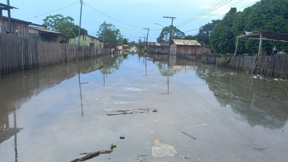 Moradores de parte da Rua Siqueira Campos em Sena Madureira reclamam estar ilhados e sem apoio