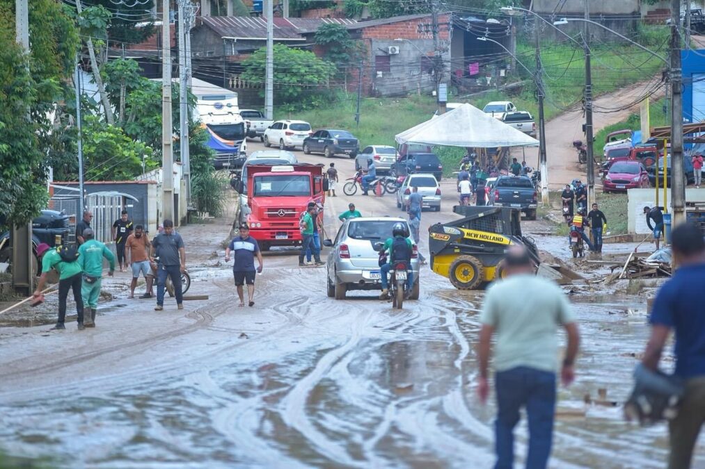 Governo e Prefeitura de Epitaciolândia unem esforços para limpar bairros afetados por enchente