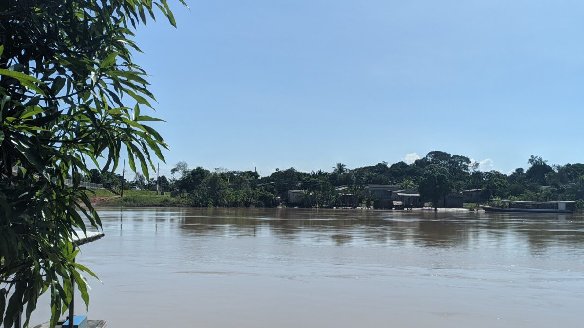 Rio Iaco fica abaixo da cota de transbordamento em Sena Madureira