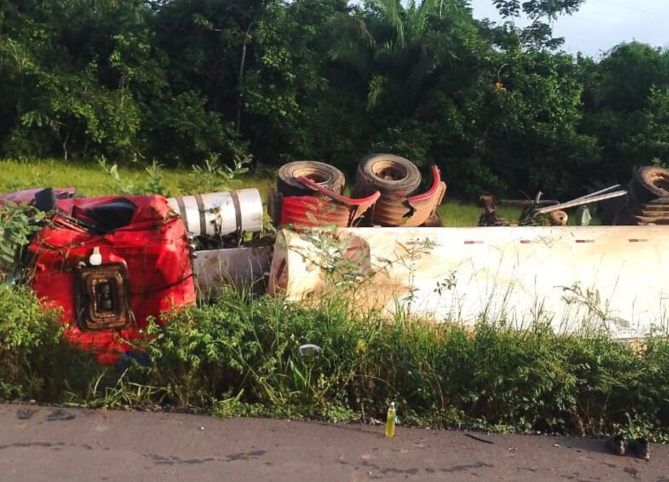 Caminhoneiro morre após tombar carreta e derramar combustível na BR-364
