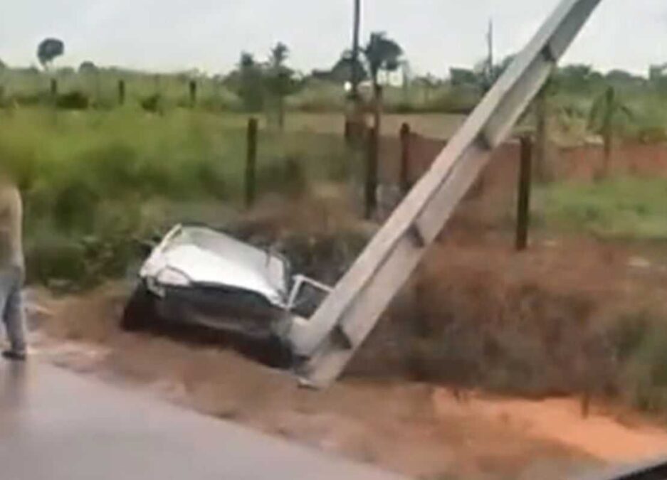 Acidente no interior do Acre: Motorista perde controle e colide com poste