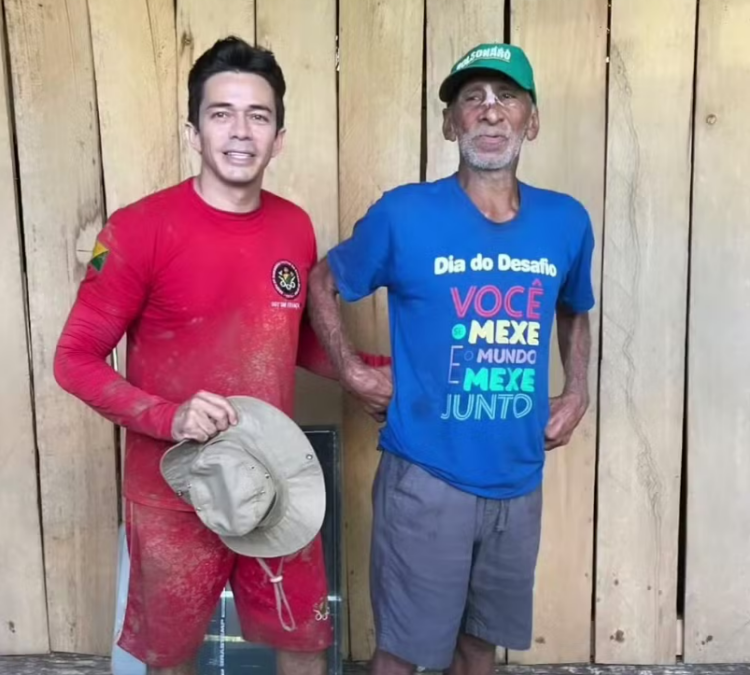 Idoso é resgatado por bombeiros em área alagada no AC após três dias isolado