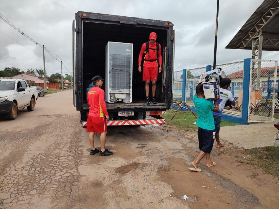 Rio Iaco ultrapassa nível crítico e voluntários se unem ao resgate das vítimas da enchente