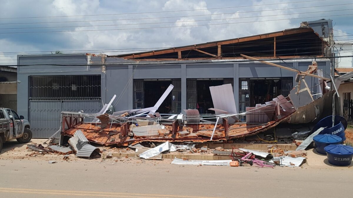 Fachada da loja agro comercial São José desaba em Sena Madureira
