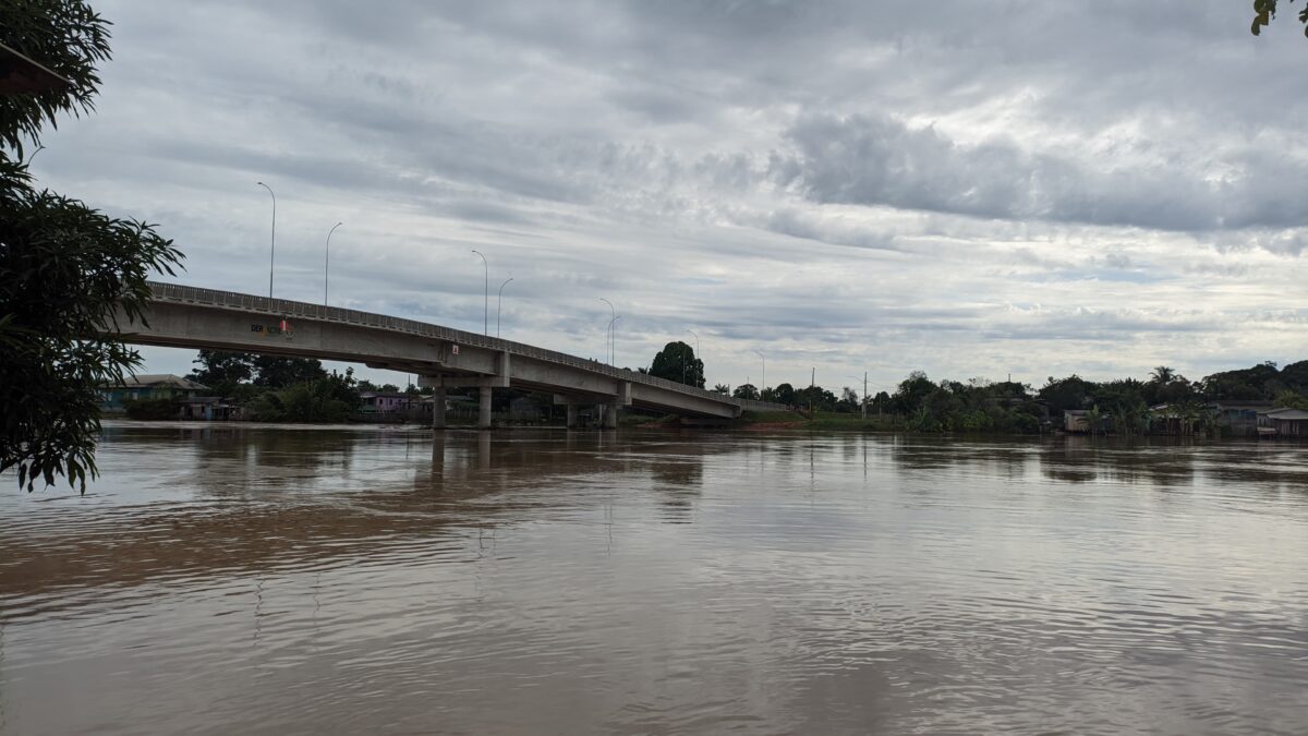 Nível do Rio Iaco diminui durante a noite, ficando cada vez mais perto do nível de transbordamento