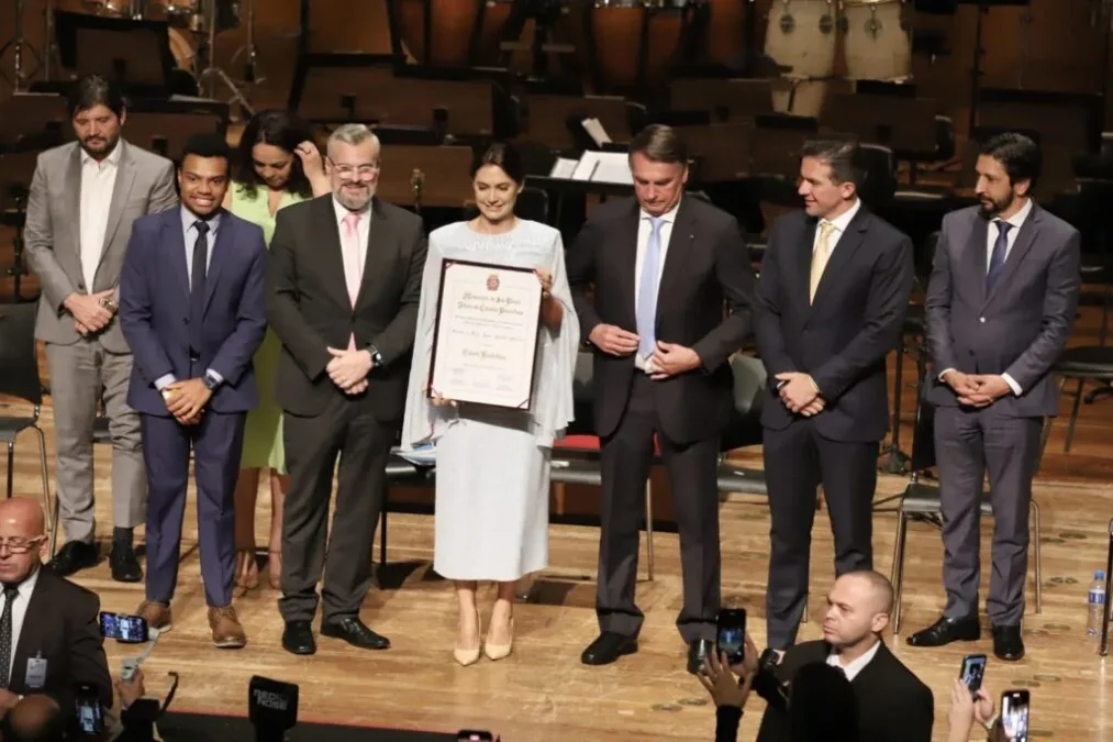 Vereador que fez dívida para homenagear Michelle divulga Pix para doações