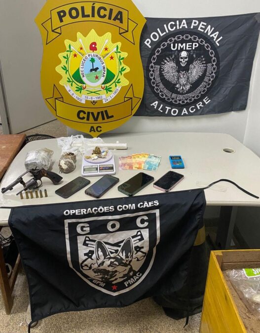 Cão farejador da polícia descobre 1 kg de drogas enterrado sob residência em Epitaciolândia