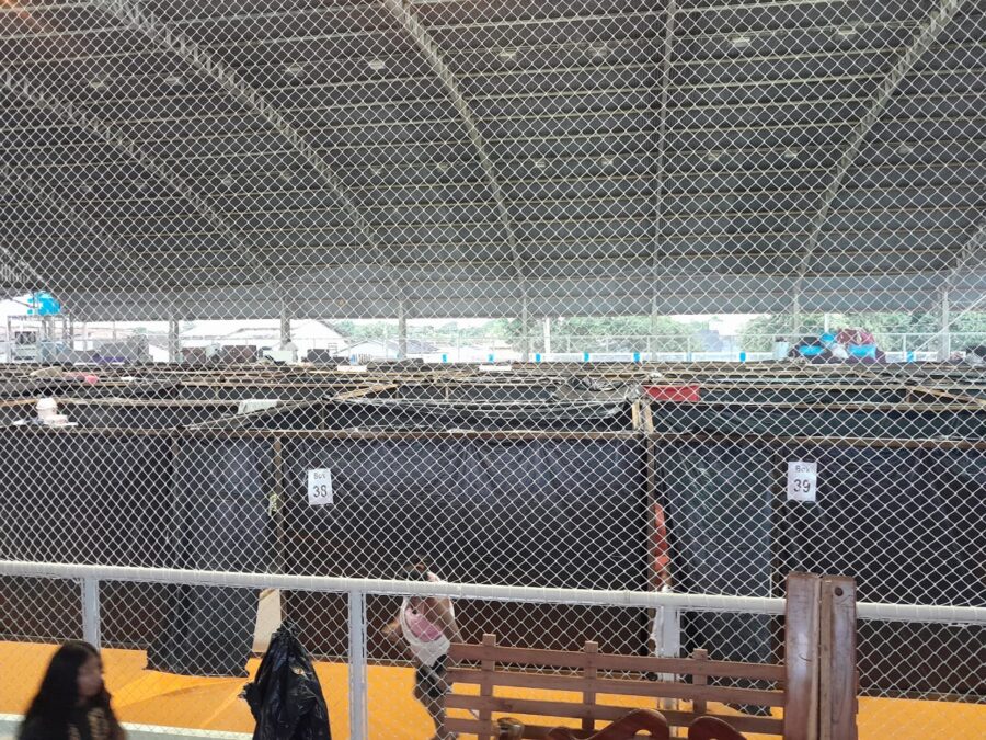 Enchente do Rio Iaco desabriga dezenas em Sena Madureira: quadra de esportes transformada em abrigo