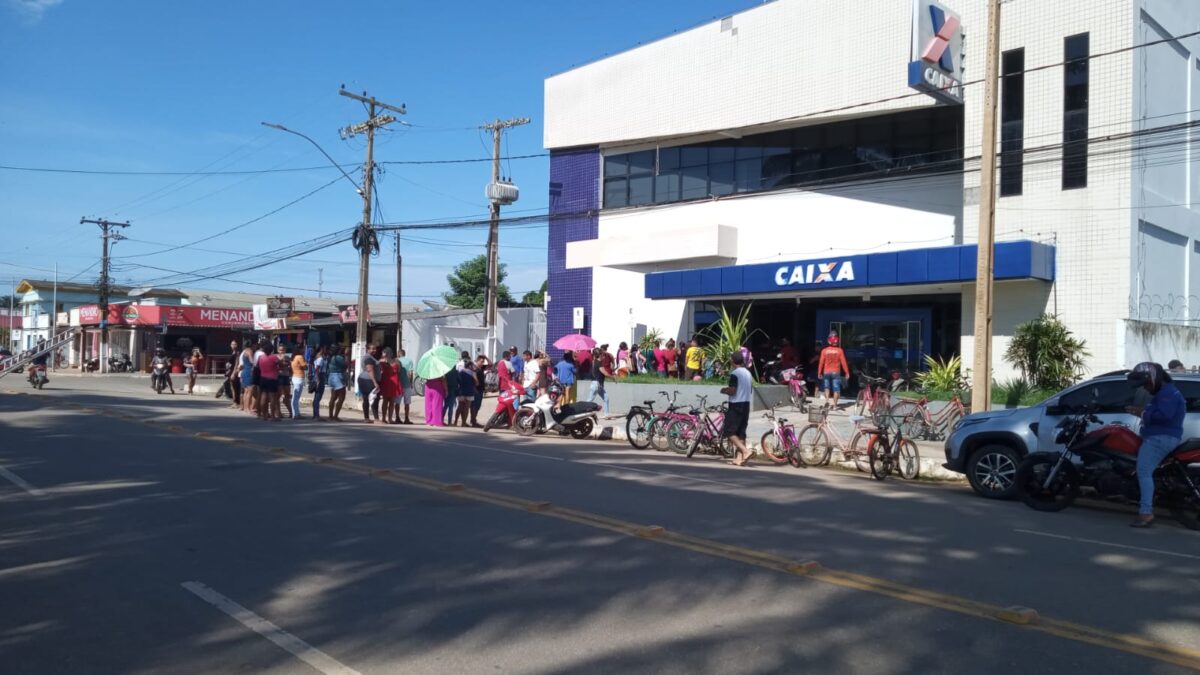 Pagamento do Bolsa Família causa grandes filas em Sena Madureira