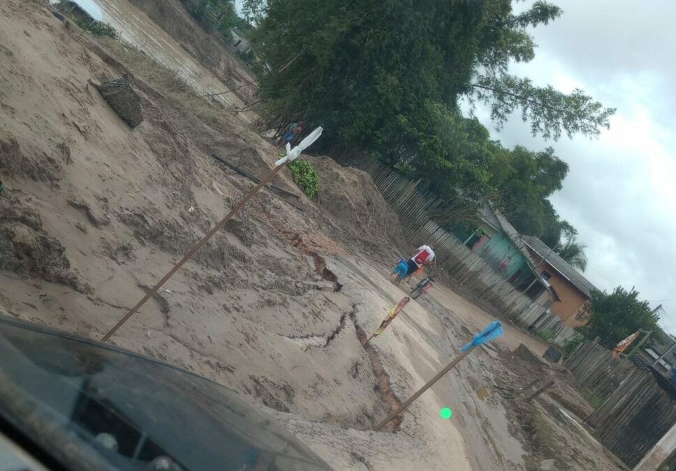 Morador de Sena Madureira denuncia situação crítica na rua principal da Praia do Amarílio após alagamento