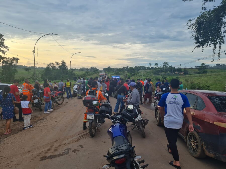 Manifestantes bloqueiam BR-364 entre Bujari e Rio Branco em protesto por melhorias