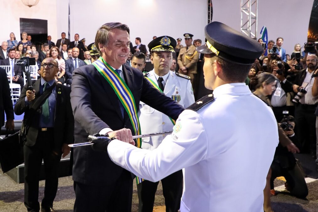 Moraes proíbe Bolsonaro e outros investigados pela tentativa de golpe de ir a eventos das Forças Armadas