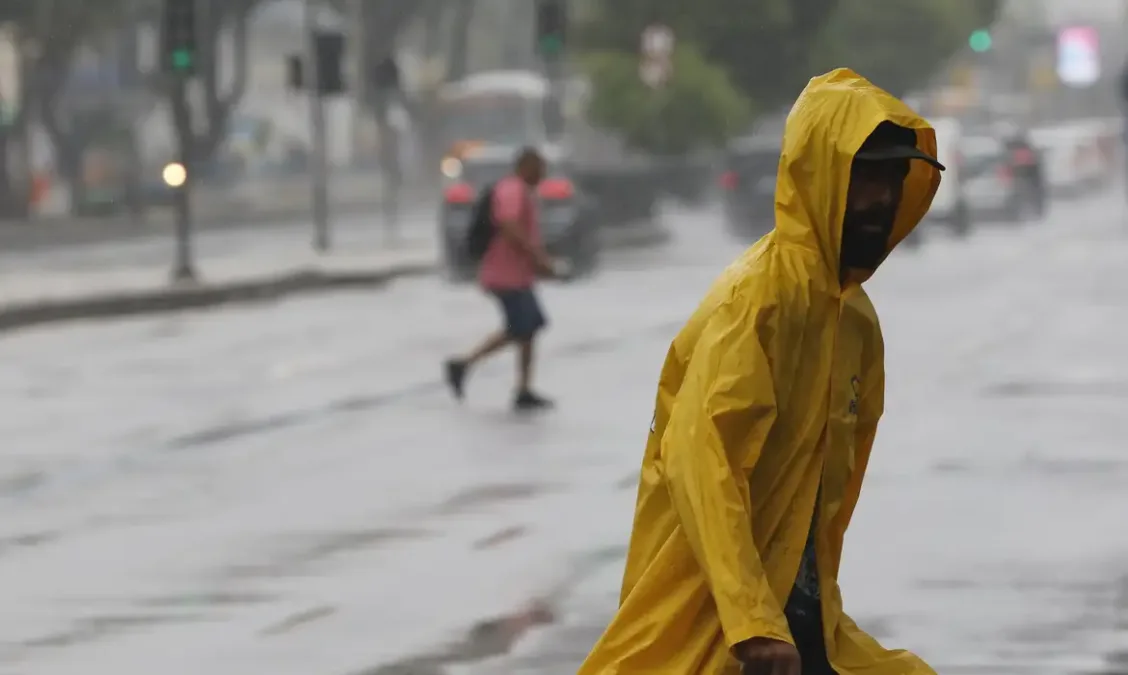 Temporal no Rio de Janeiro causa 7 mortes e deixa mais de 90 pessoas resgatadas