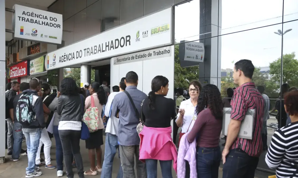 Taxa de desemprego fica em 7,8% no trimestre encerrado em fevereiro, aponta IBGE