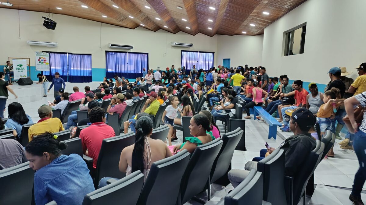 Entrega histórica de títulos de propriedade e anúncio de benefícios marcam evento em Sena Madureira