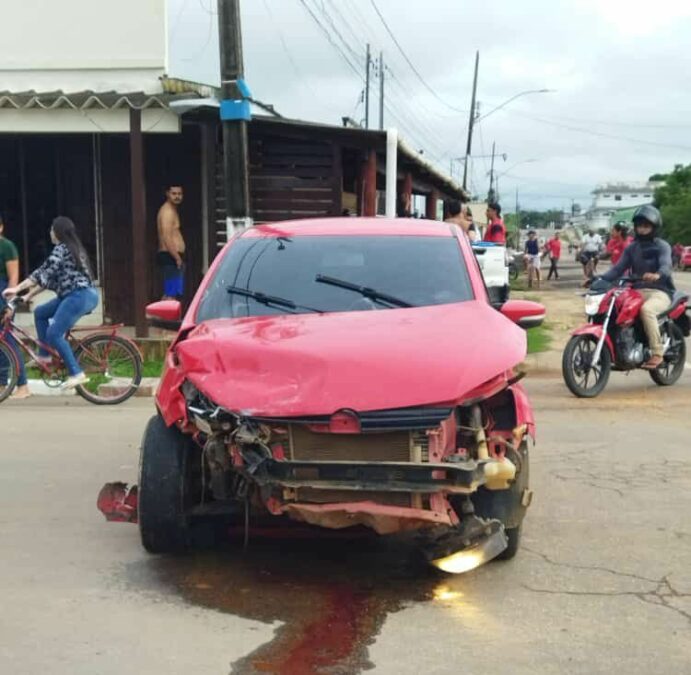 Acidente entre dois carros na tarde desta terça-feira em Sena Madureira