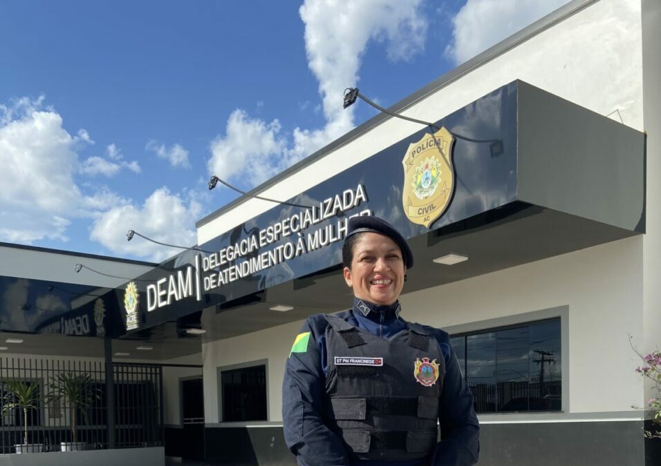 Em seu último plantão, policial militar recebe homenagem por carreira dedicada ao atendimento de mulheres