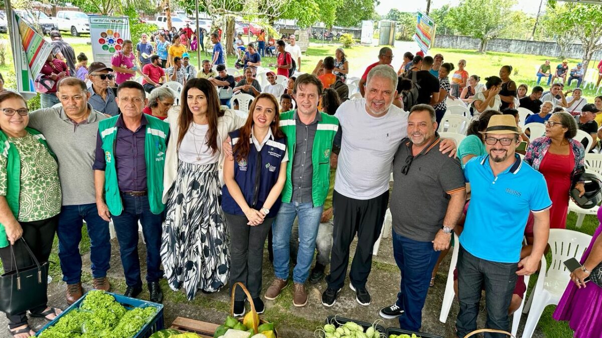 Petecão recebe homenagem da Conab e do Incra durante entrega de alimentos do PAA em Cruzeiro do Sul