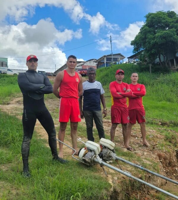 VÍDEO:Bombeiros de Sena Madureira resgatam motores perdidos após naufrágio