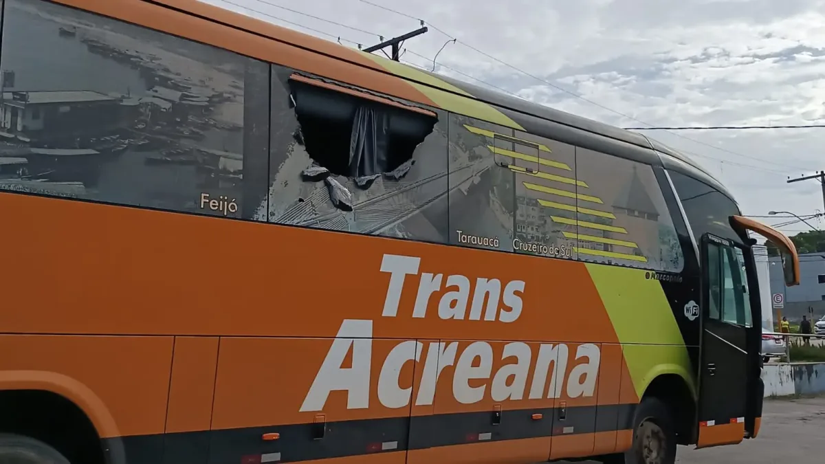 Vândalos atacam ônibus na BR-364 entre Cruzeiro do Sul e Rio Branco