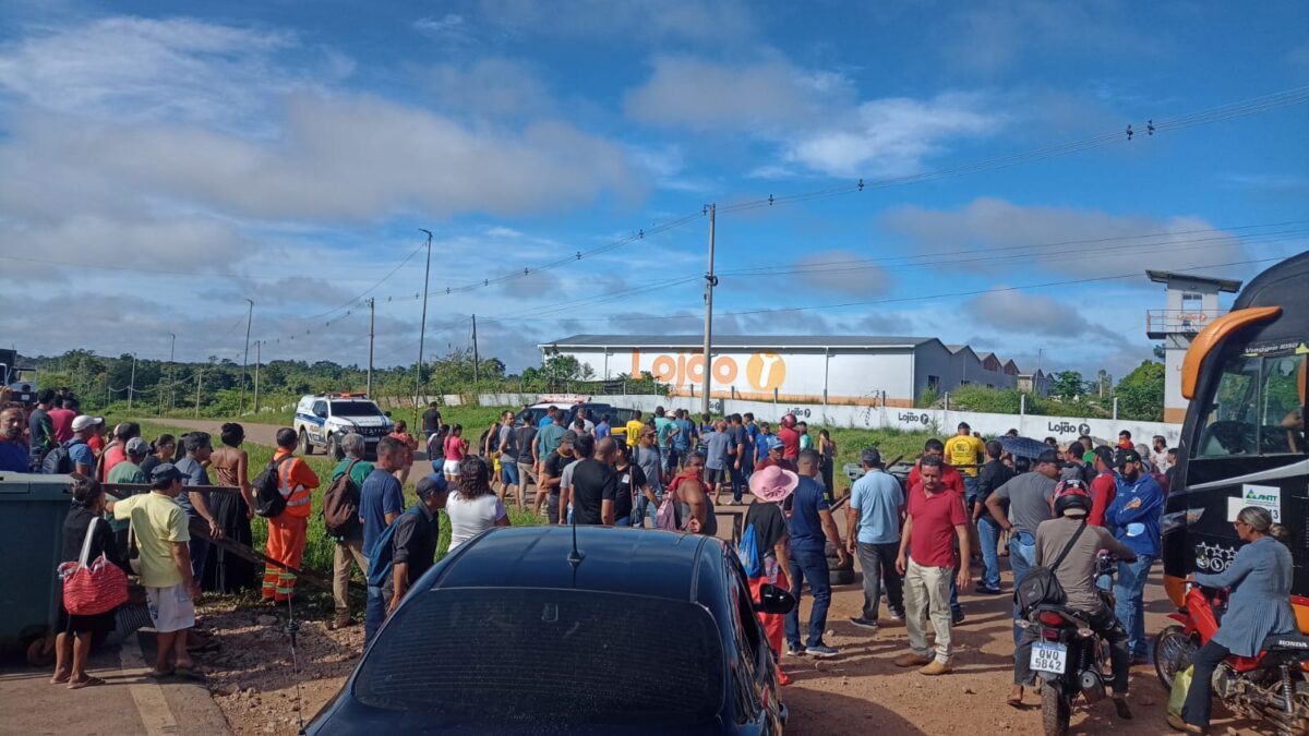 Moradores da Vila Custódio Freire protestam e fecham a BR-364 em Rio Branco