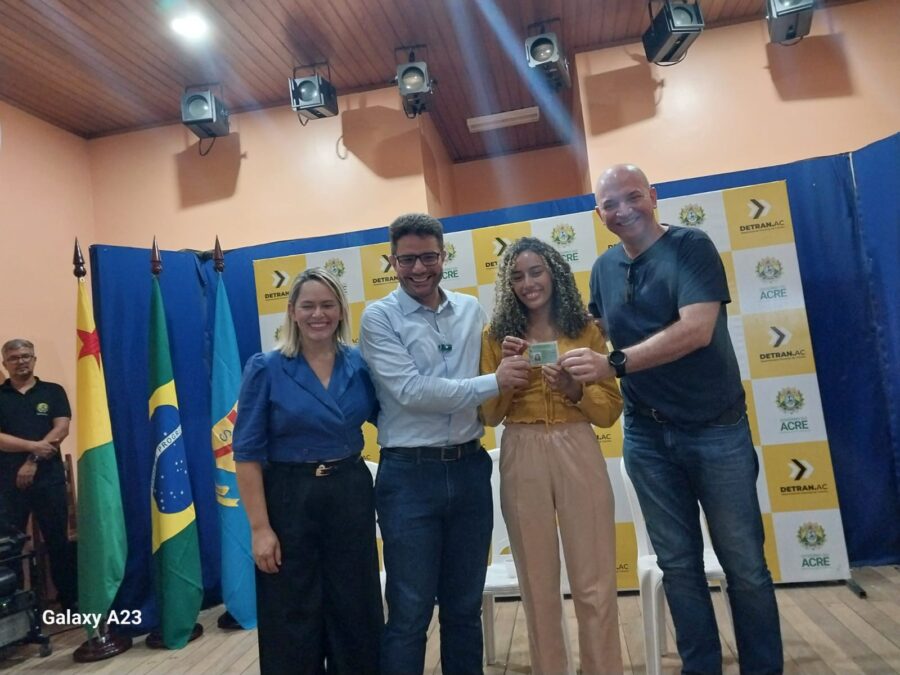 Governador Gladson Cameli e Presidente do Detran entregam CNHs e capacetes em Sena Madureira