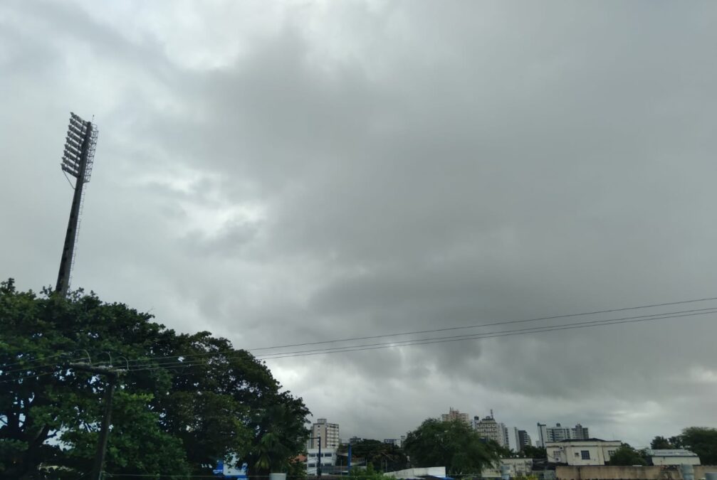 Tempo quente com chuvas pontuais prevalecerá no Acre nesta terça-feira (9)