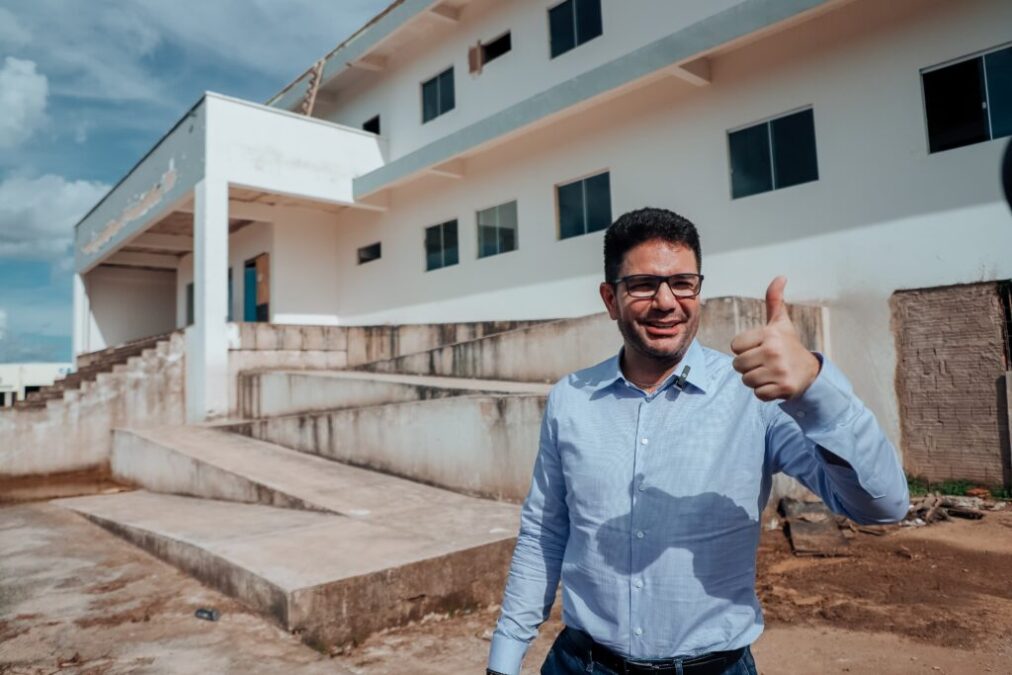 Gladson Cameli visita obras do Hospital de Sena Madureira e garante compromisso com a conclusão da obra