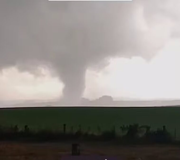 Vídeo registra passagem de tornado em São Martinho da Serra, RS
