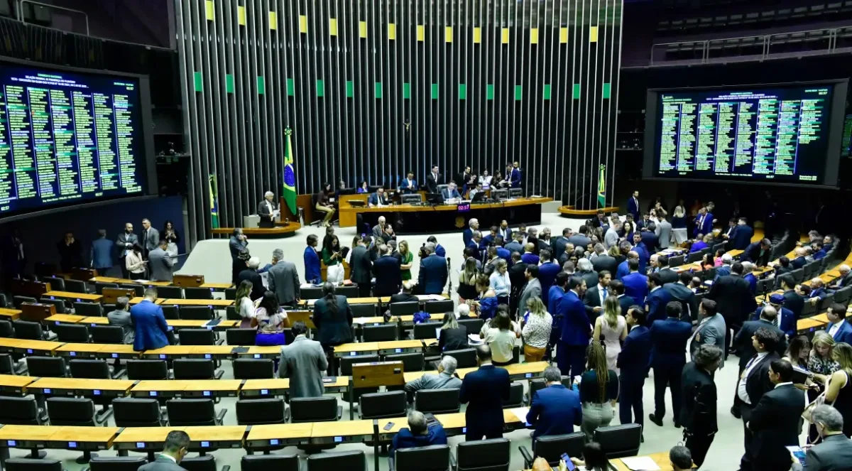 Congresso mantém veto de Bolsonaro que impede punição por disseminação de fake news