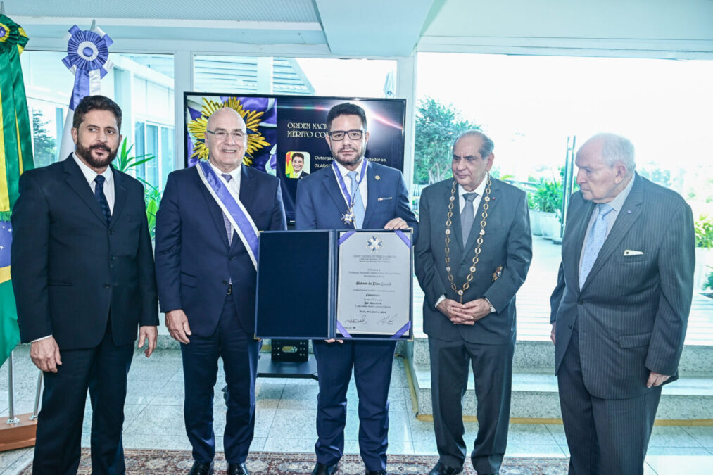 Gladson Cameli recebe título de Comendador do CNC no Rio de Janeiro