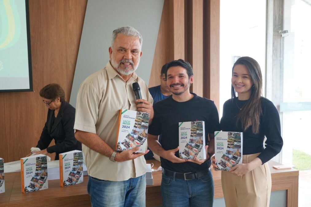 Petecão distribui exemplares de Vade Mecum em instituições de ensino e órgãos públicos do Acre