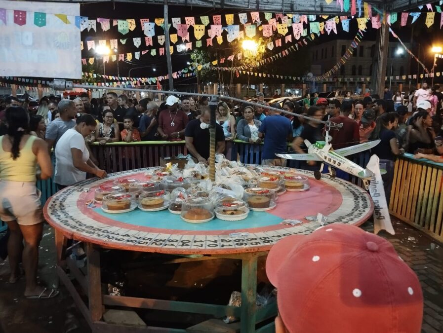 Quarta noite do Arraial Paroquial em Sena Madureira é um sucesso com a presença da população