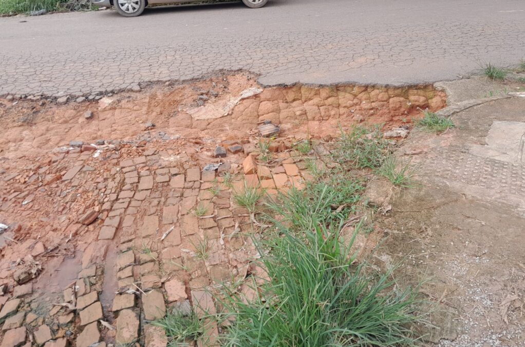 Em rua de Sena Madureira, cratera impede a passagem de carros de pequeno porte; Moradores cobram providências da Prefeitura