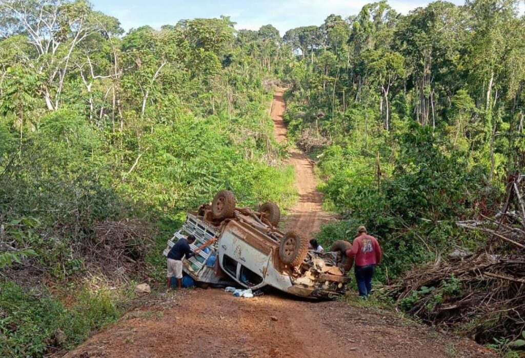 Caminhonete capota em ramal na zona rural de Sena Madureira