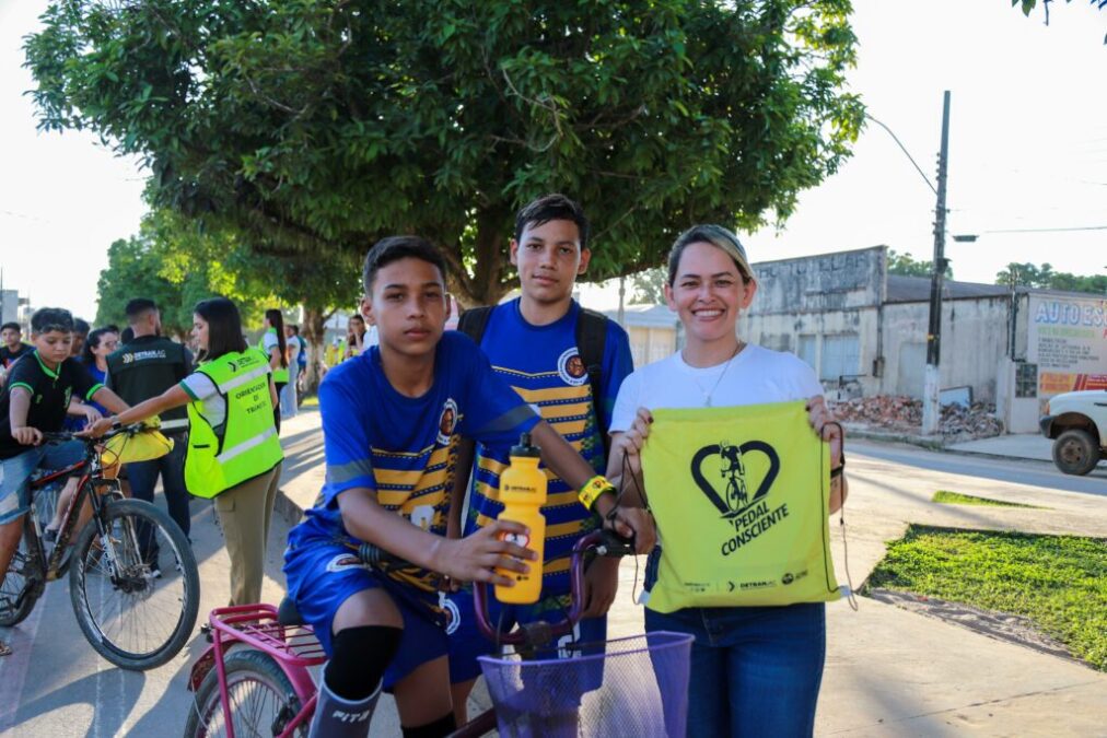 Detran leva atividade educativa aos ciclistas de Tarauacá durante o Maio Amarelo