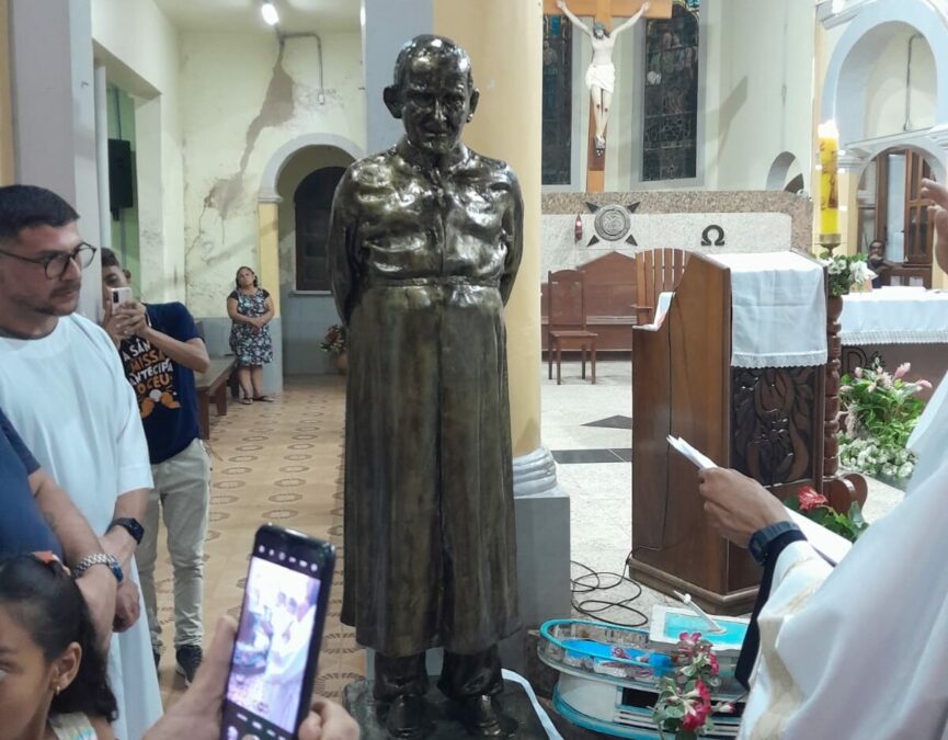 Padre Paolino recebe homenagem com inauguração de estátua na igreja católica de Sena Madureira