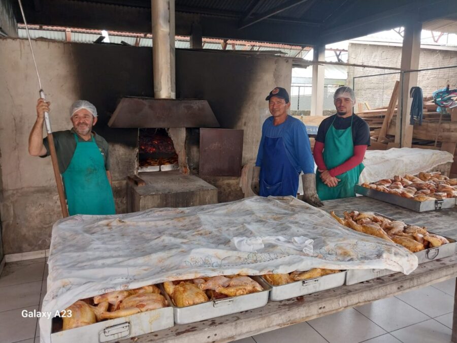 Arraial da igreja em Sena Madureira contará com mais de 250 galinhas para leilões e bingos nesta segunda-feira