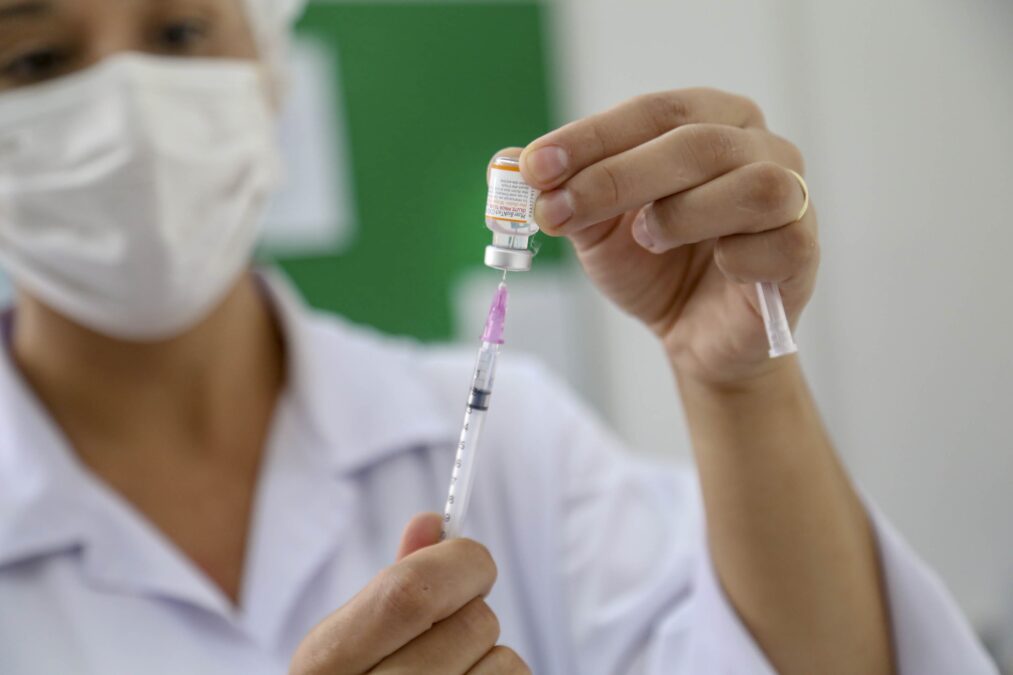 AstraZeneca encerra produção e distribuição global da vacina contra a Covid-19