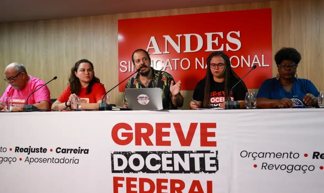 Professores federais encerram greve após proposta de reestruturação